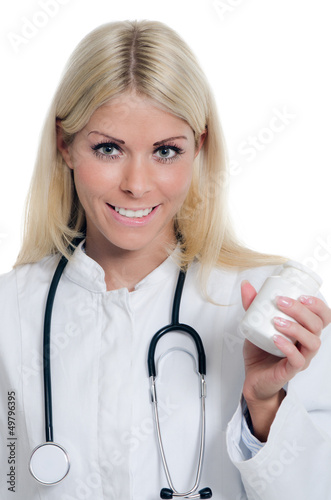 Photo: junge medizinerin reicht medikamente an junge medizinerin reicht medikamente an