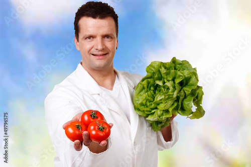 Photo: gemüseverkäufer bietet salat an gemüseverkäufer bietet salat an
