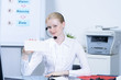 frau vom service mit hinweisschild