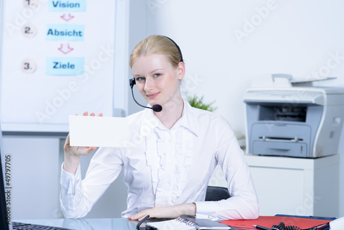 Photo: frau vom service mit hinweisschild frau vom service mit hinweisschild