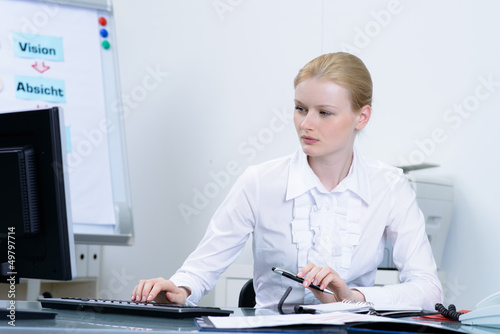 Photo: geschäftsfrau arbeitet am pc geschäftsfrau arbeitet am pc