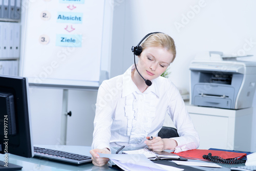 Photo: angestellte mit headset angestellte mit headset