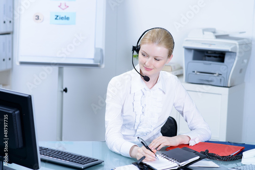 Photo: freundliche junge frau am servicetelefon freundliche junge frau am servicetelefon