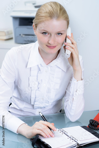 Photo: frau vereinbart telefonisch einen termin frau vereinbart telefonisch einen termin