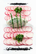 radieschen-carpaccio mit kräuterfrischkäse und kapuzinerkresse