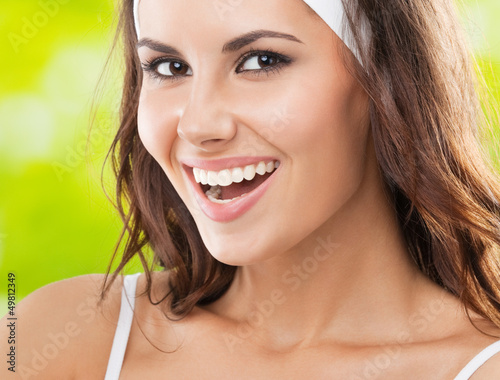 Photo: Young woman in fitness wear, outdoors Young woman in fitness wear, outdoors