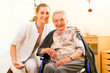 Pflegerin und eine Seniorin im Altenheim