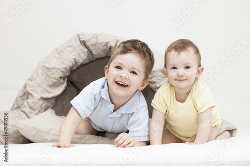 Photo: Geschwister spielen zusammen Geschwister spielen zusammen