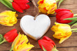Tulpen und Holzherz
