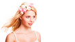 junge blonde Frau mit wehendem Haar