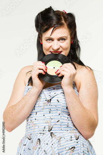 Photo: Frau im 1950s Style mit Schallplatte Frau im 1950s Style mit Schallplatte