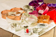 Foto: Heart shaped cookie or biscuit cutters on a cloth Heart shaped cookie or biscuit cutters on a cloth