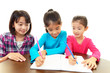 勉強を楽しむ３人の女の子