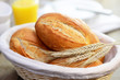 Frische Brötchen im Körbchen