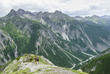 Foto: einsame Wanderer im Hochgebirge einsame Wanderer im Hochgebirge