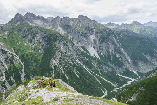 Photo: einsame Wanderer im Hochgebirge einsame Wanderer im Hochgebirge