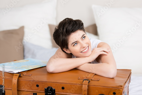 Photo: lachende junge frau im hotelzimmer lachende junge frau im hotelzimmer