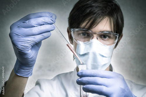 Photo: Wissenschaftler beim Pipettieren Wissenschaftler beim Pipettieren