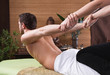 Mann bei der traditionellen Thai-Massage