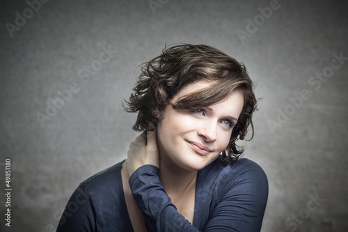 Photo: Junge Frau hat dolle Nackenschmerzen. Junge Frau hat dolle Nackenschmerzen.