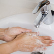 Hände mit Seife waschen