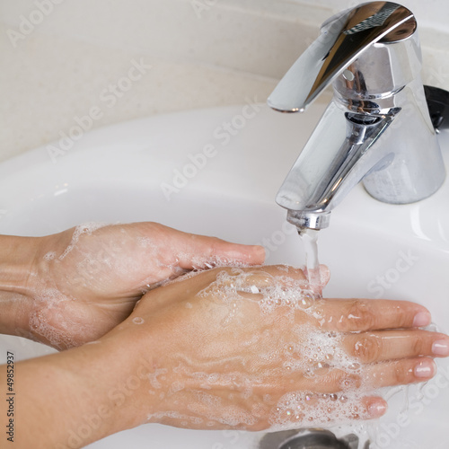 Photo: Hände mit Seife waschen Hände mit Seife waschen