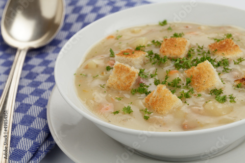 Photo: Kartoffelsuppe mit Brotcroutons Kartoffelsuppe mit Brotcroutons