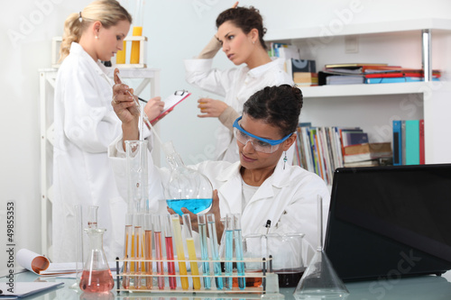 Photo: Women in science laboratory Women in science laboratory