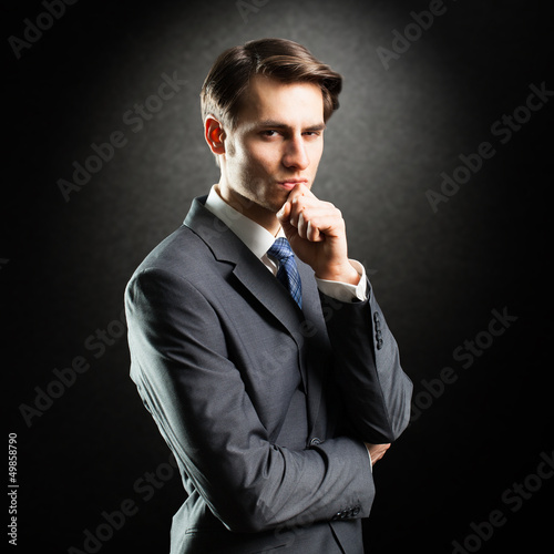 Photo: skeptischer Geschäftsmann skeptischer Geschäftsmann