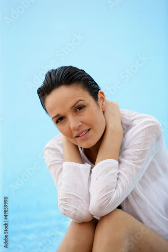 Photo: Brunette sat poolside in wet shirt Brunette sat poolside in wet shirt