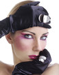Beauty con guanti neri e anelli