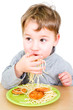 Foto: Kleinkind isst Spaghetti mit Fingern Kleinkind isst Spaghetti mit Fingern