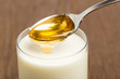 Honigmilch vor braunem Hintergrund