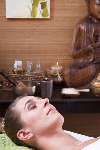 Photo: Frau im Spa - asiatische Dekoration Frau im Spa - asiatische Dekoration