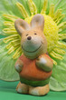 Osterhase vor einer Blume