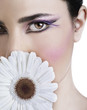 Beauty con fiore bianco e trucco lilla