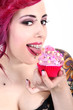 Photo: Junge Frau mit Cupcake leckt und lacht Junge Frau mit Cupcake leckt und lacht