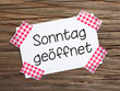 Klebestreifen Zettel auf Holz SONNTAG GEÖFFNET