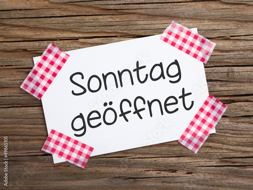 Photo: Klebestreifen Zettel auf Holz SONNTAG GEÖFFNET Klebestreifen Zettel auf Holz SONNTAG GEÖFFNET