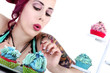 Photo: Junge Frau mit Cupcake staunt Junge Frau mit Cupcake staunt