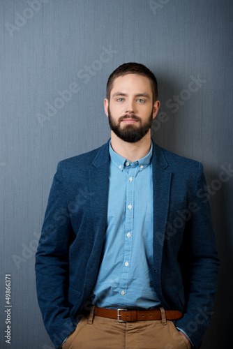 Photo: portrait vor grauer wand portrait vor grauer wand