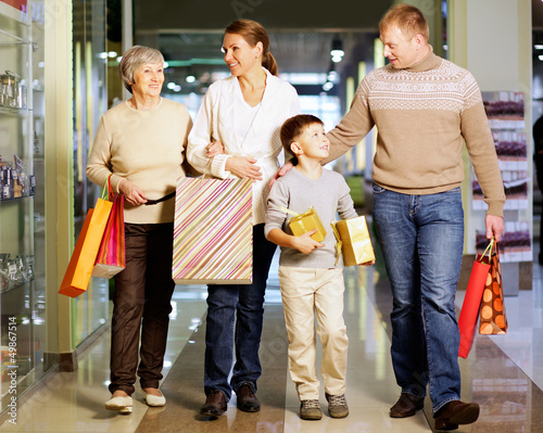 Photo: Family shopping Family shopping
