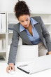 e-mail check - Frau sieht ihre e-mails durch - Stress