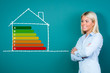 Foto: frau präsentiert energiesparhaus frau präsentiert energiesparhaus