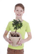 Männliches Kind mit kleinem grünen Baum - Child with tree