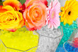 Gerbera und Rosen auf Wasserperlen