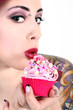 Photo: Junge Frau im Pin Up Style mit Cupcake Junge Frau im Pin Up Style mit Cupcake