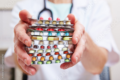 Photo: Hände halten viele bunte Tabletten Hände halten viele bunte Tabletten