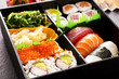 bento box mit sushi und rolls