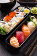 bento box mit sushi und rolls